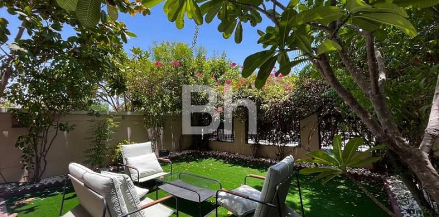 Таунхаус в Jumeirah Village Triangle, Дубай, ОАЭ 2 спальни, 279м2 № 614739