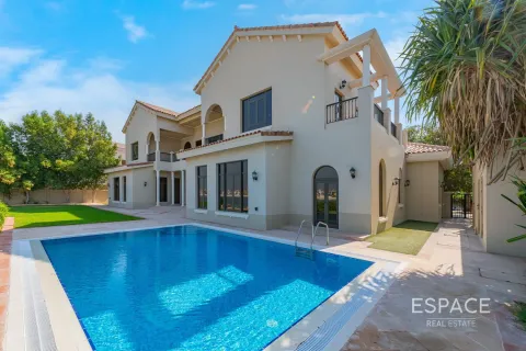 Villa in Palm Jumeirah, Dubai, UAE 6 bedrooms, 650 sq.m. № 649784 - photo 1