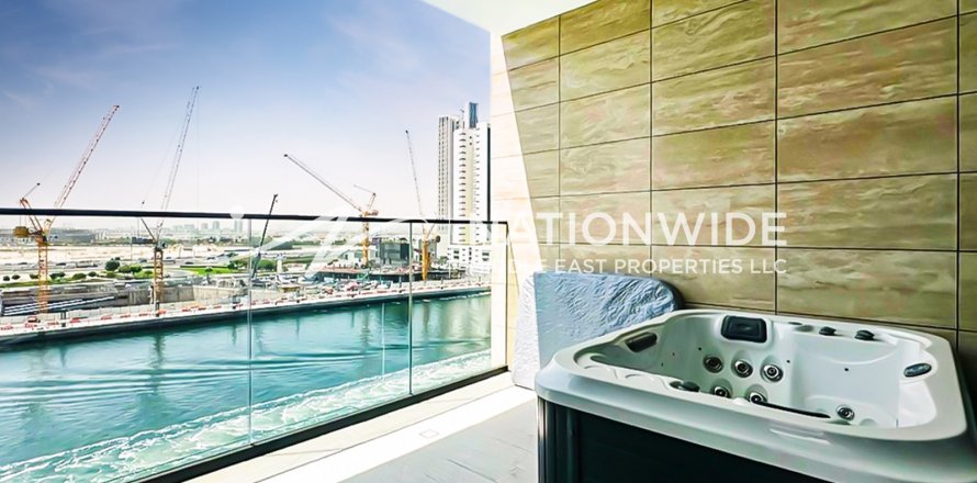 Apartment in Dubai, UAE 2 bedrooms, 136 sq.m. № 632145