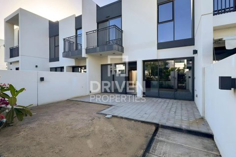 Townhouse in Dubai Land, Dubai, UAE 3 bedrooms, 174.94 sq.m. № 768424 - photo 2