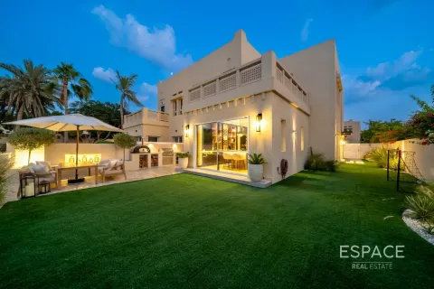 Vila v The Lakes, Dubai, SAE 4 spálne, 336 m2 č. 652569 - Fotografia 3