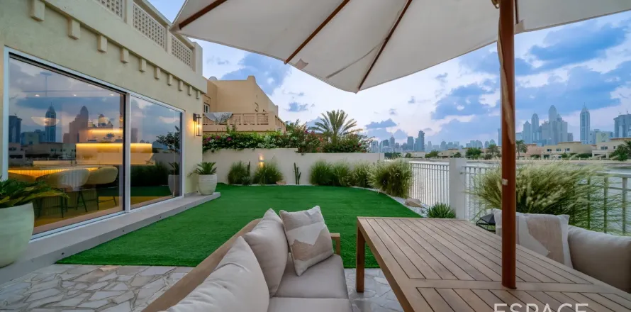 Vila v The Lakes, Dubai, SAE 4 spálne, 336 m2 č. 652569