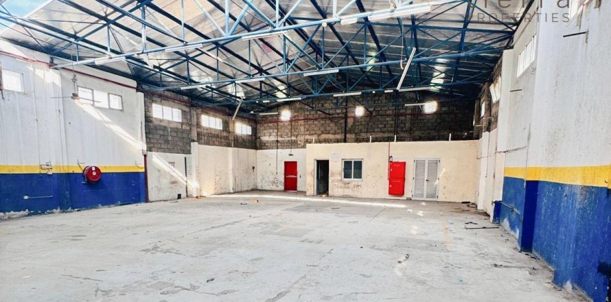 Warehouse in Deira, Dubai, UAE 696.8 sq.m. № 571586