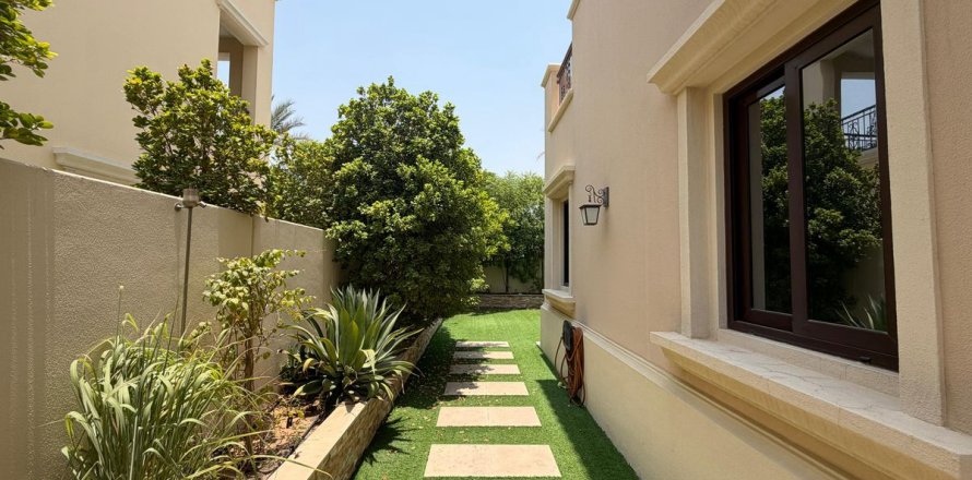 Vilë në Dubai, Emiratet e Bashkuara Arabe 4 dhoma gjumi, 405 m2. № 722467