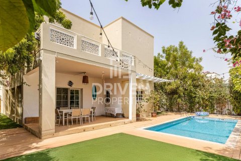 Villa asukohaga Meadows, Dubai, AÜE: 5 magamistoaga, 545.81 m² Nr 742219