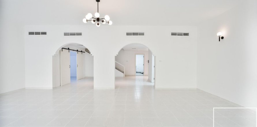 Villa sa Umm Suqeim, Dubai, UAE 3 silid-tulugan, 1993.98 sq.m. № 747890