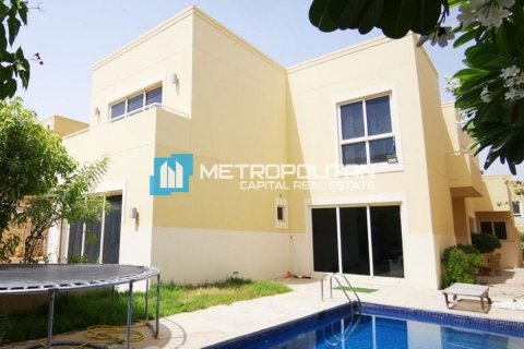 Купить виллу в Al Raha Gardens, Абу-Даби, ОАЭ 5 спален, 579.9м2, № 651728 - фото 1