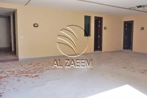 Villa in Al Gurm, Abu Dhabi, UAE 4 bedrooms, 1254 sq.m. № 614975 - photo 9