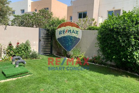 Vilë në Al Reef, Abu Dhabi, Emiratet e Bashkuara Arabe 5 dhoma gjumi, 273.4 m2. № 580527 - Foto 1
