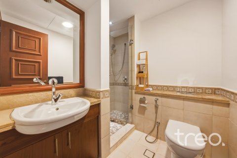 Apartment in Palm Jumeirah, Dubai, UAE 2 bedrooms, 166.67 sq.m. № 733215 - photo 15