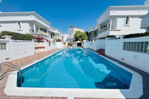 Huvila Umm Suqeim, Dubai, Arabiemiraatit 4 makuuhuonetta, 371.6 m2 № 662074 - kuva 2