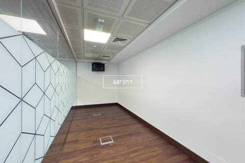 Office in Jumeirah Lake Towers, Dubai, UAE 102.8 sq.m. № 633261 - photo 6