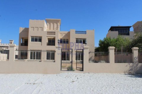 Зняти в оренду віллу в Al Hamra Village, Рас-эль-Хайма, ОАЕ 5 спалень, 1300.6м2, № 650485 - фото 1