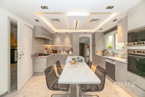 Villa para arrendamento em Meadows, Dubai, EAU 4 quartos, 563 m2 № 650275 - foto 4