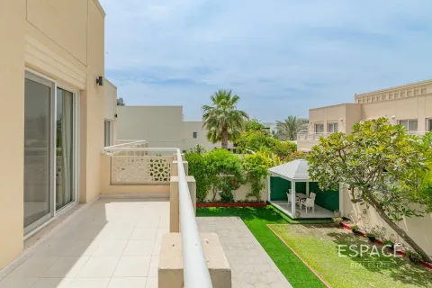 Villa para arrendamento em Meadows, Dubai, EAU 4 quartos, 563 m2 № 650275 - foto 16