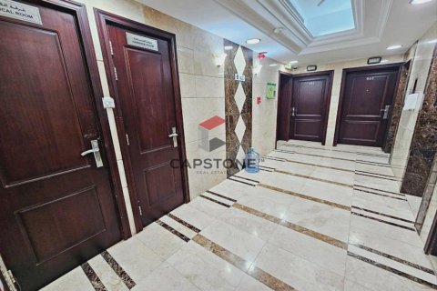 Building in Airport Road, Abu Dhabi, UAE 7 bedrooms, 1301 sq.m. № 604579 - photo 1