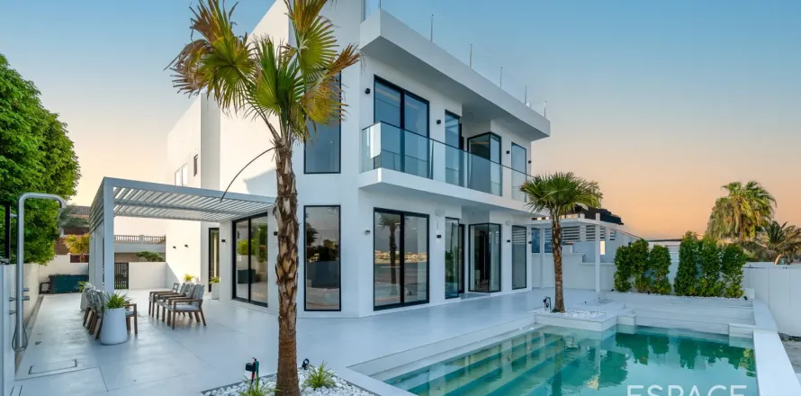 Vilë në Palm Jumeirah, Dubai, Emiratet e Bashkuara Arabe 4 dhoma gjumi, 550 m2. № 649467