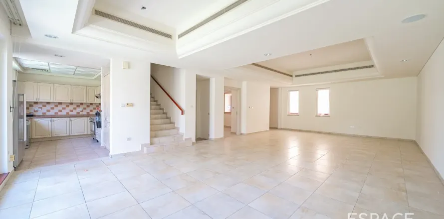 Townhouse i Dubai Sports City, Dubai, UAE 4 soveværelser, 311 kvm № 649463