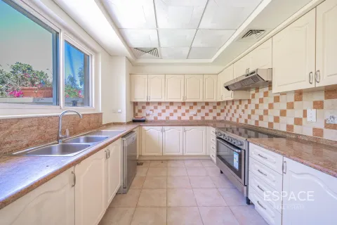 Townhouse til salg i Dubai Sports City, Dubai, UAE 4 soveværelser, 311 kvm № 649463 - foto 2