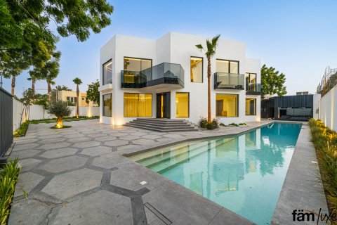Villa in Dubai, UAE 5 bedrooms, 1393.5 sq.m. № 613466 - photo 1