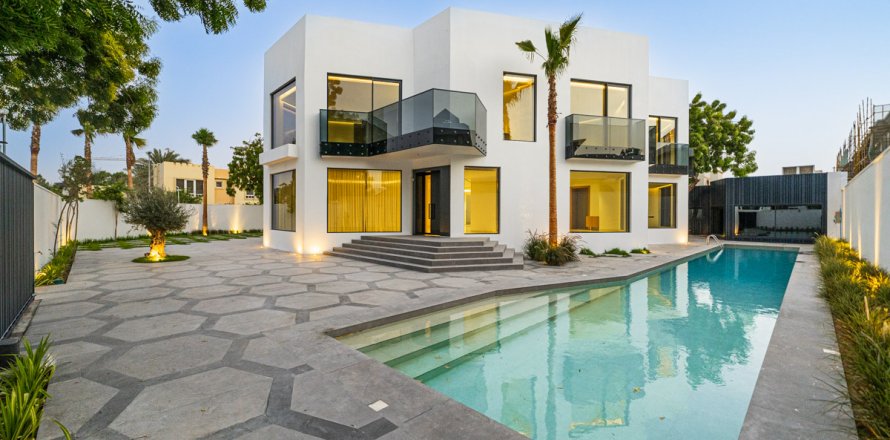 Villa in Dubai, UAE 5 bedrooms, 1393.5 sq.m. № 613466