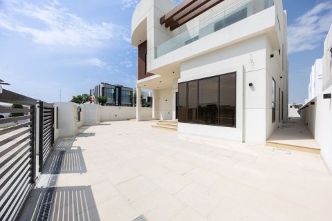 Commercial property on the Yas Island, Abu Dhabi, UAE 4 bedrooms, 351 sq.m. № 594147 - photo 3
