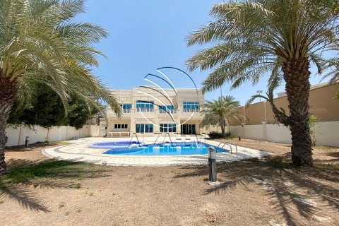 Villa in Marina Village, Abu Dhabi, UAE 4 bedrooms, 2100 sq.m. № 615745 - photo 1