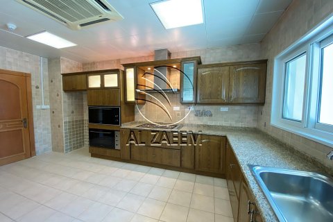 Villa in Marina Village, Abu Dhabi, UAE 4 bedrooms, 2100 sq.m. № 615745 - photo 9