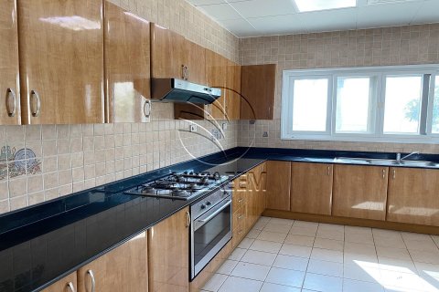 Villa in Marina Village, Abu Dhabi, UAE 7 bedrooms, 2000 sq.m. № 615744 - photo 13