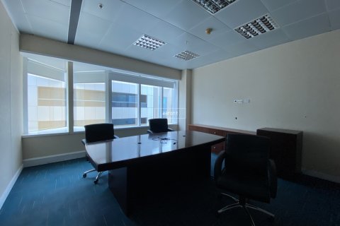 Office in Sheikh Zayed Road, Dubai, UAE 186.1 sq.m. № 624250 - photo 5