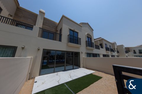 Kaupunkipientalo Jumeirah Golf Estates, Dubai, Arabiemiraatit 3 makuuhuonetta, 204 m2 № 667634 - kuva 2