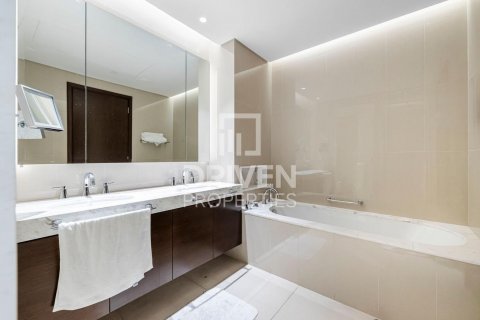 Appartamento in vendita a Downtown Dubai (Downtown Burj Dubai), Dubai, EAU 2 camere da letto, 127 mq. № 601855 - foto 10