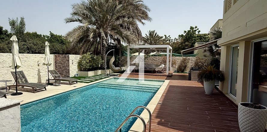 Villa in Dubai, UAE 5 bedrooms, 376.3 sq.m. № 633287