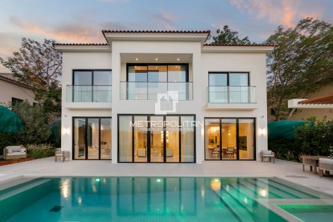 Villa te huur in Jumeirah Golf Estates, Dubai, VAE 5 slaapkamers, 822 vr.m., nr 663599 - foto 1
