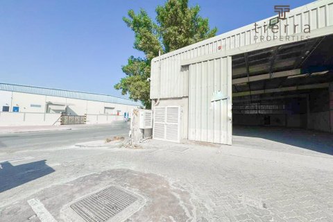 Warehouse in Al Quoz, Dubai, UAE 371.6 sq.m. № 569277 - photo 2