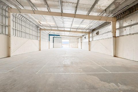 Warehouse in Al Quoz, Dubai, UAE 371.6 sq.m. № 569277 - photo 5