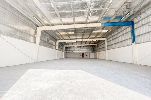 Warehouse in Al Quoz, Dubai, UAE 371.6 sq.m. № 569277 - photo 1