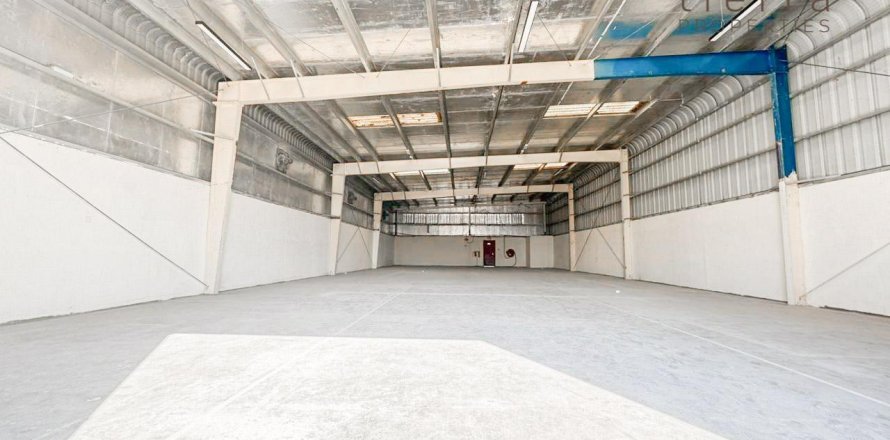 Warehouse in Al Quoz, Dubai, UAE 371.6 sq.m. № 569277
