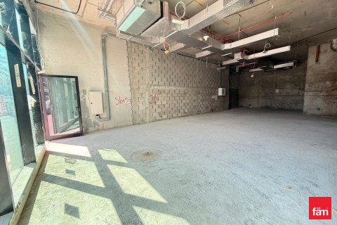 محل تجاري في دبي 123.1 متر مربع . ر قم 716044