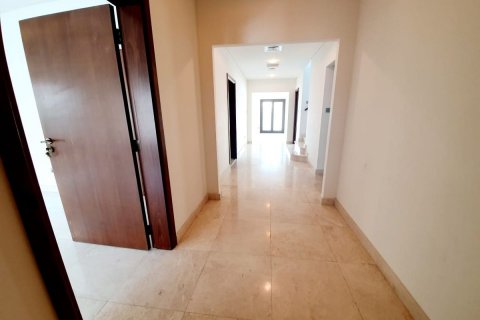 Commercial property in Al Salam Street, Abu Dhabi, UAE 7 bedrooms, 485 sq.m. № 594028 - photo 16