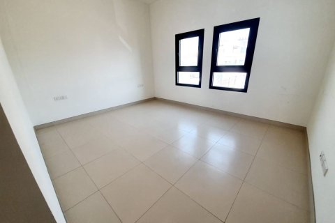 Commercial property in Al Salam Street, Abu Dhabi, UAE 7 bedrooms, 485 sq.m. № 594028 - photo 12