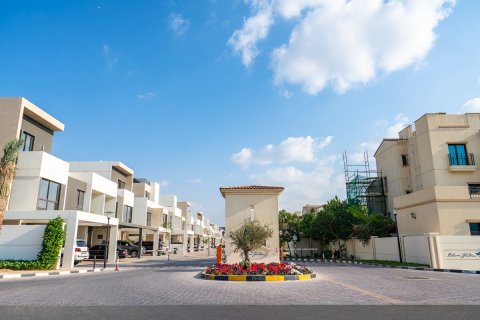Commercial property in Al Salam Street, Abu Dhabi, UAE 7 bedrooms, 485 sq.m. № 594028 - photo 1