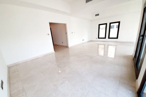 Commercial property in Al Salam Street, Abu Dhabi, UAE 7 bedrooms, 485 sq.m. № 594028 - photo 10