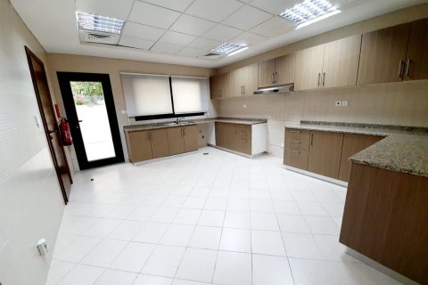 Commercial property in Al Salam Street, Abu Dhabi, UAE 7 bedrooms, 485 sq.m. № 594028 - photo 4