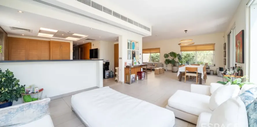 Villa asukohaga Jumeirah Park, Dubai, AÜE: 4 magamistoaga, 455 m² Nr 738005