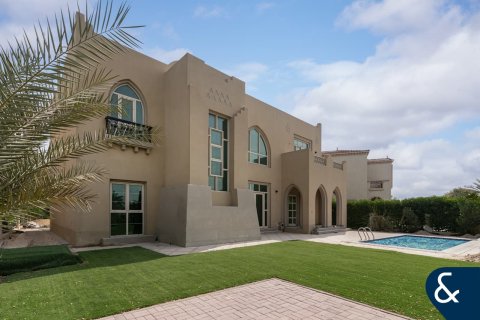 Villa in Jumeirah Islands, Dubai, UAE 4 bedrooms, 497 sq.m. № 666947 - photo 1