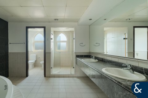 Villa in Jumeirah Islands, Dubai, UAE 4 bedrooms, 497 sq.m. № 666947 - photo 22