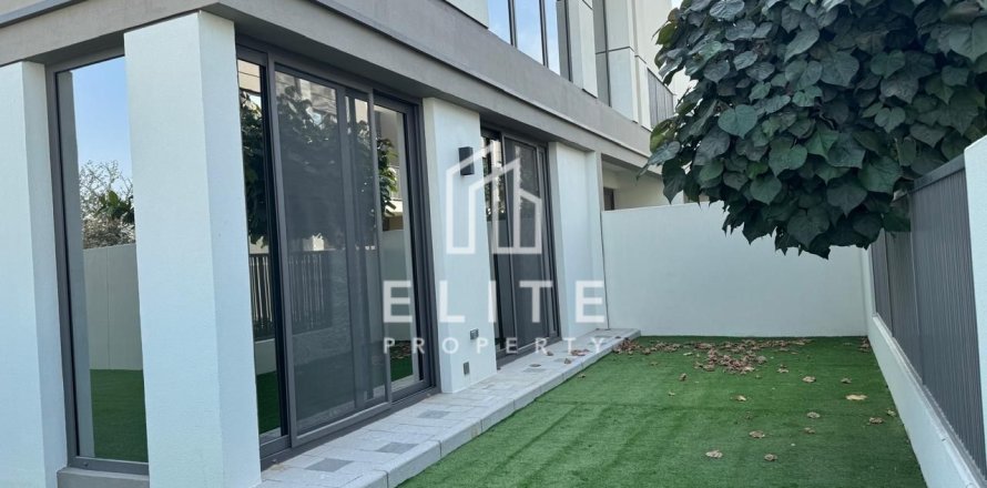 فيلا في دبي 4 غرفة نوم . ر قم 681801