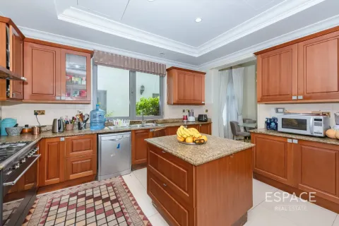 Vila u gradu Palm Jumeirah, Dubai, UAE 6 spavaće sobe, 650 m2 Br. 737997 - Slika 4