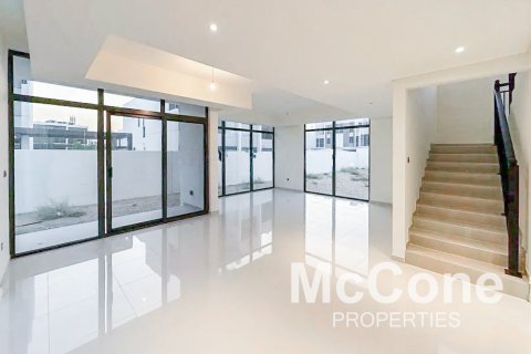 Vilë në Dubai, Emiratet e Bashkuara Arabe 6 dhoma gjumi, 330.92 m2. № 587042 - Foto 1